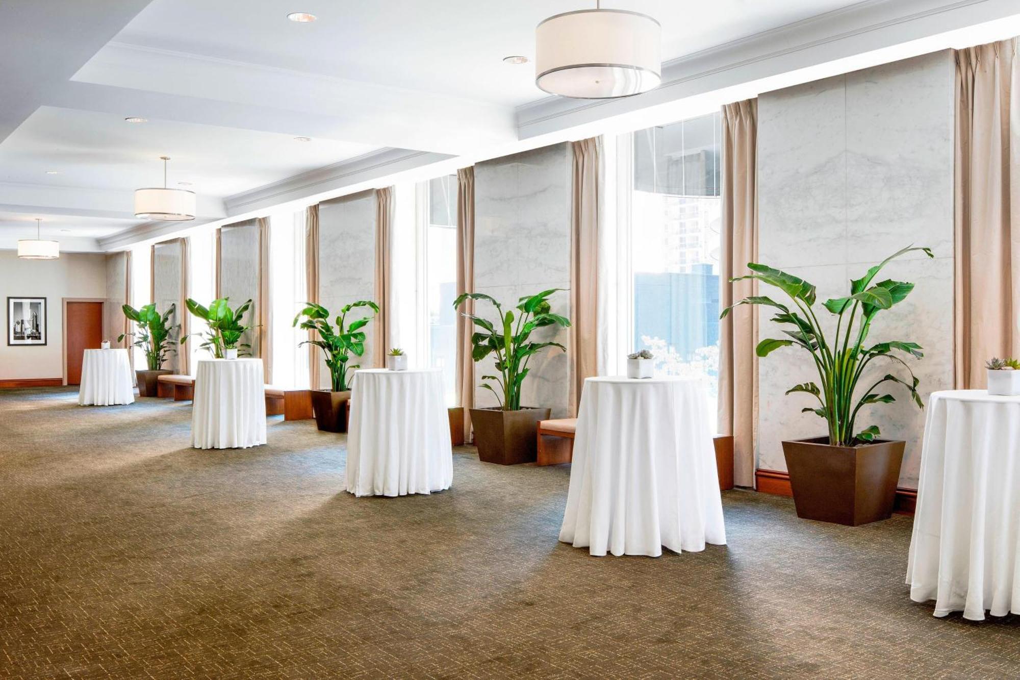 Отель The Westin Michigan Avenue Чикаго Экстерьер фото